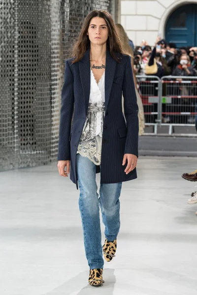 Look 16